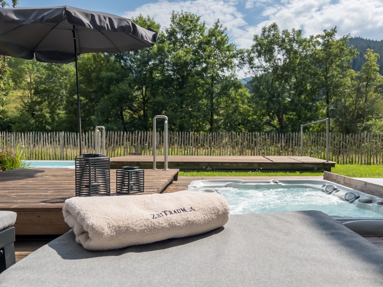 Whirlpool im Garten mit Sonnenschirm