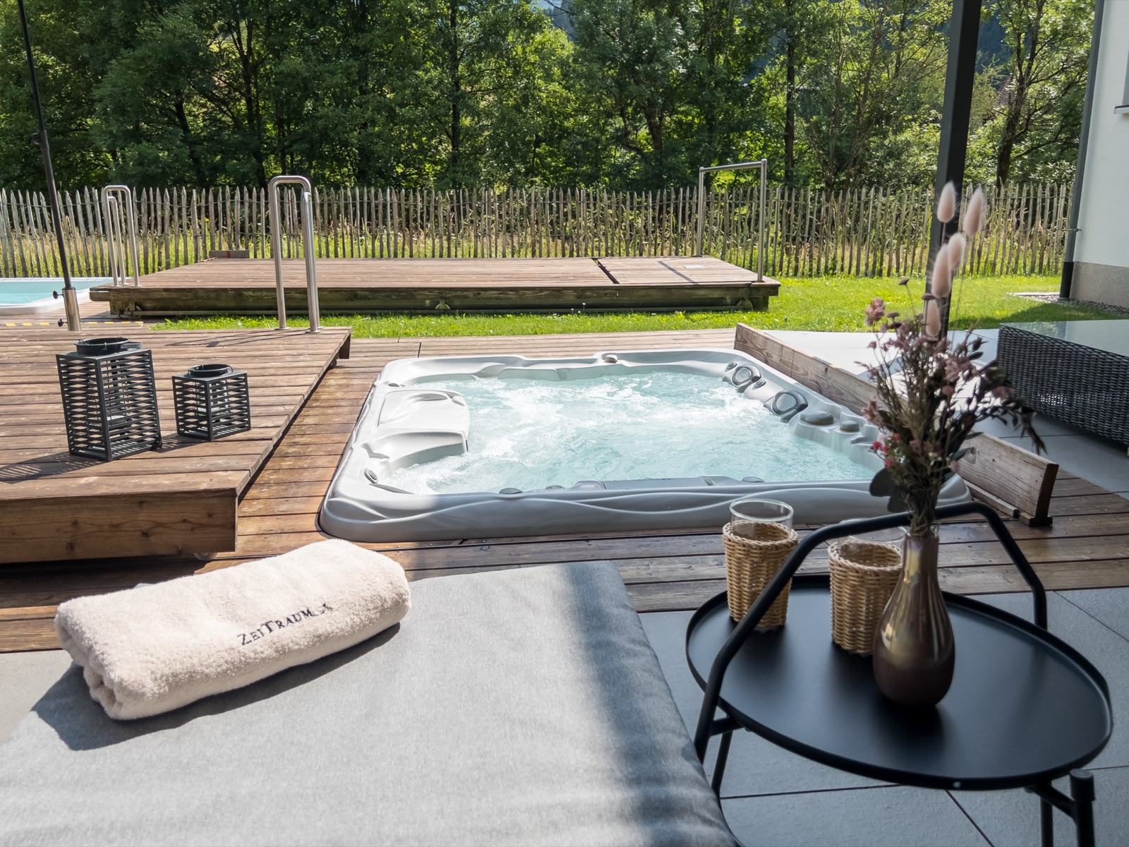 Whirlpool auf der Wellness-Terrasse